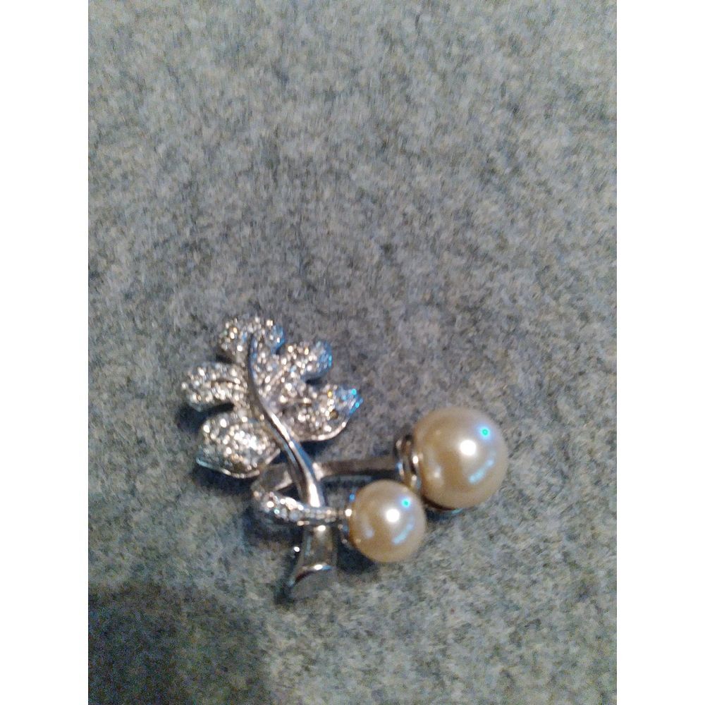 Elegant Pearl and Crystal Floral Brooch Pin Silver Tone‎ Vintage Style Wedding